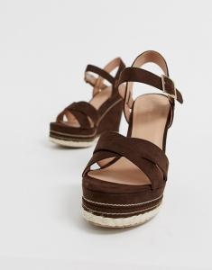 New Look - Chaussures compensées imitation daim à brides croisées - Marron moyen