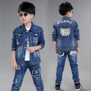 
Ensemble pantalon et veste en jeans  LEVIS avec imprimé

- T-shirt pour enfant
- Coupe droite
- Manches courtes
- Emmanchures droites
-