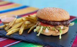 



Steak hacheÌ, salade, tomate, sauce maison

Menu servi avec: frites, une boisson et une sauce au choix




