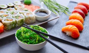 20 pièces accompagnées d'une soupe miso d’un bol de riz et d'une salade japonaise (carottes et daïkon).
	8x nori