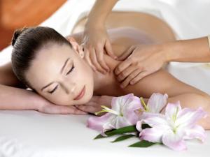 Le MASSAGE DOS :
Le dos est une des zones du corps les plus sujettes aux tensions. En effet, de très nombreux et puissants muscles sont sollicités